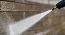 高圧洗浄中の外壁